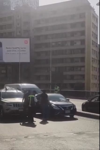 رجال المرور يتدخلون لتسيير الحركة 
