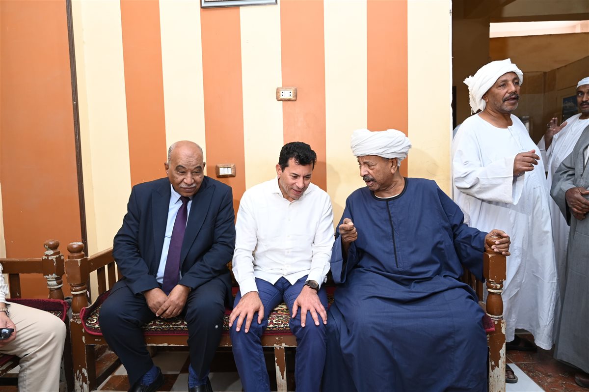 اشرف صبحي مع مشايخ اسوان