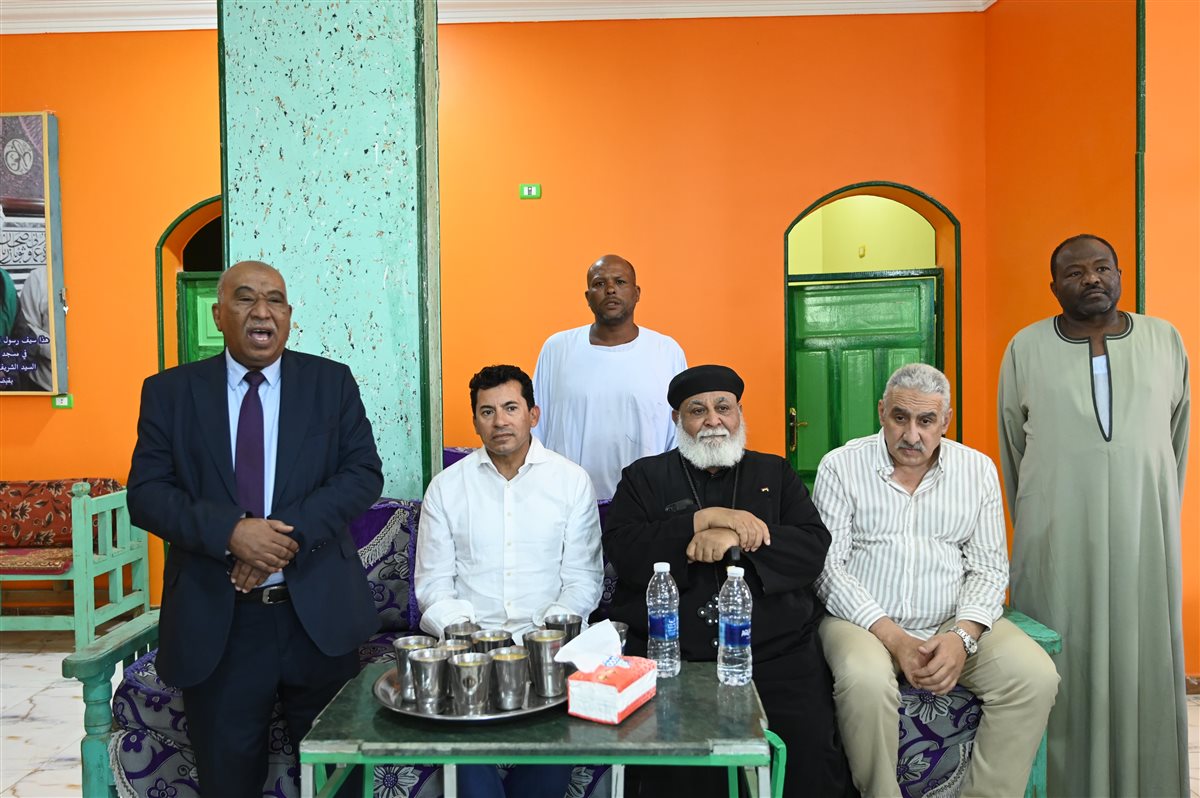 وزير الشباب و الرياضة يجتمع بقيارات قرية بنبان بحري بمحافظة أسوان
