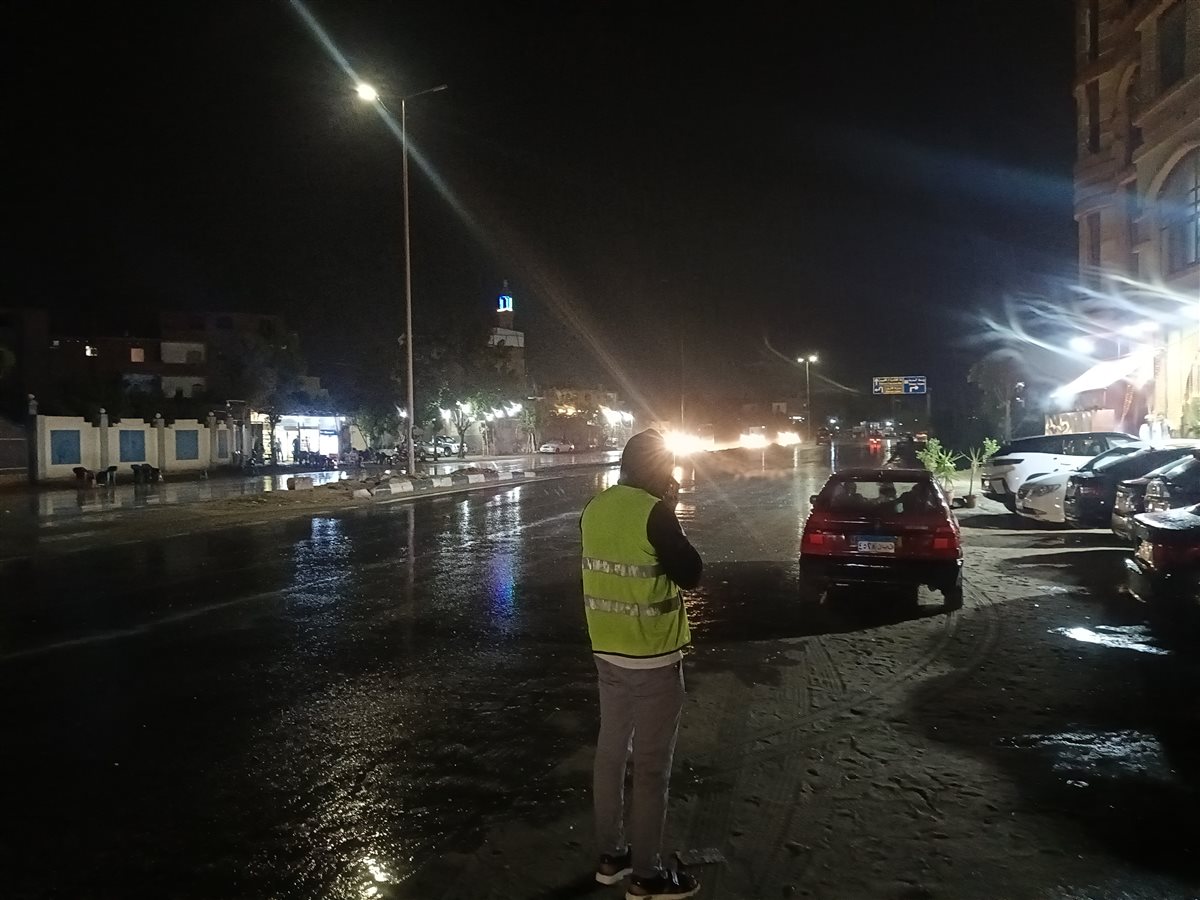 أمطار غزيرة تضرب محافظة الفيوم وهروب المواطنين من الشوارع إلى المنازل