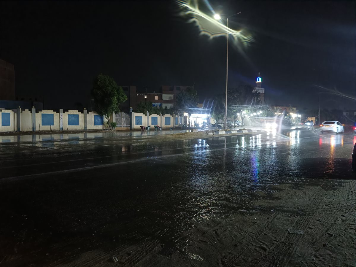 أمطار غزيرة تضرب محافظة الفيوم وهروب المواطنين من الشوارع إلى المنازل