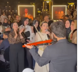 شام الذهبي تغني أغنية أكثر