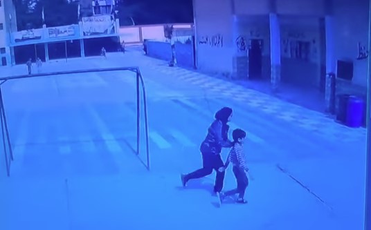 معلمة تعتدي بالضرب على تلميذ لطلبه لدخول الحمام