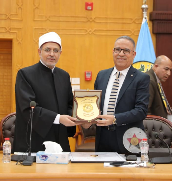 مجلس جامعة الأزهر يكرم الدكتور محمد جلال