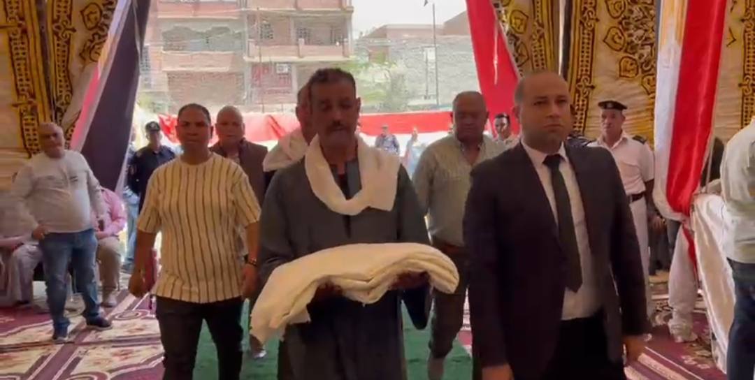 بتقديم الكفن