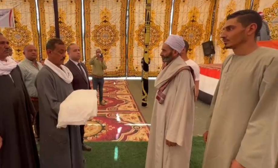 بتقديم الكفن