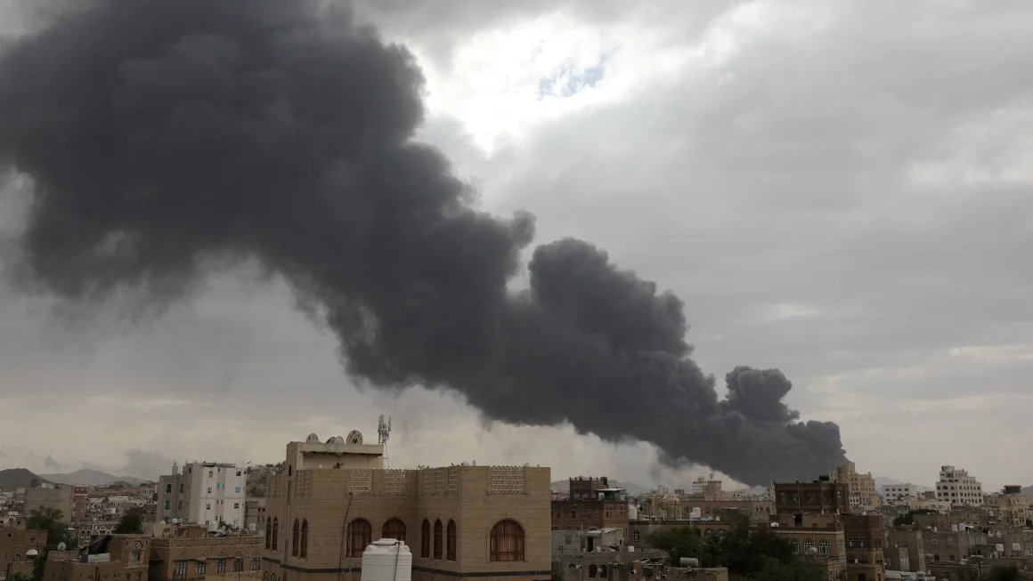 الدخان يتصاعد في صنعاء إثر القصف الإسرائيلي