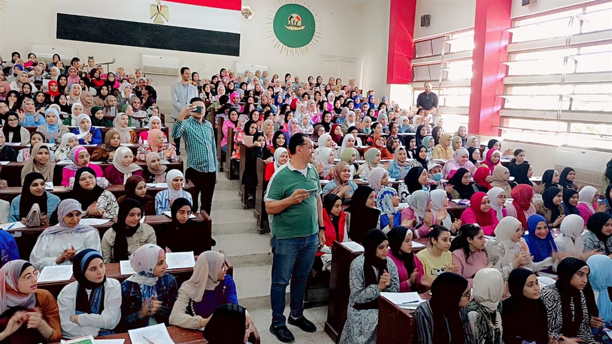 وكيل تعليم الفيوم يشهد المحاضرات المجانية لطلاب الشهادة الإعدادية بغرب الفيوم <br>