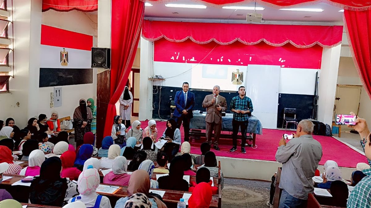 وكيل تعليم الفيوم يشهد المحاضرات المجانية لطلاب الشهادة الإعدادية بغرب الفيوم <br>
