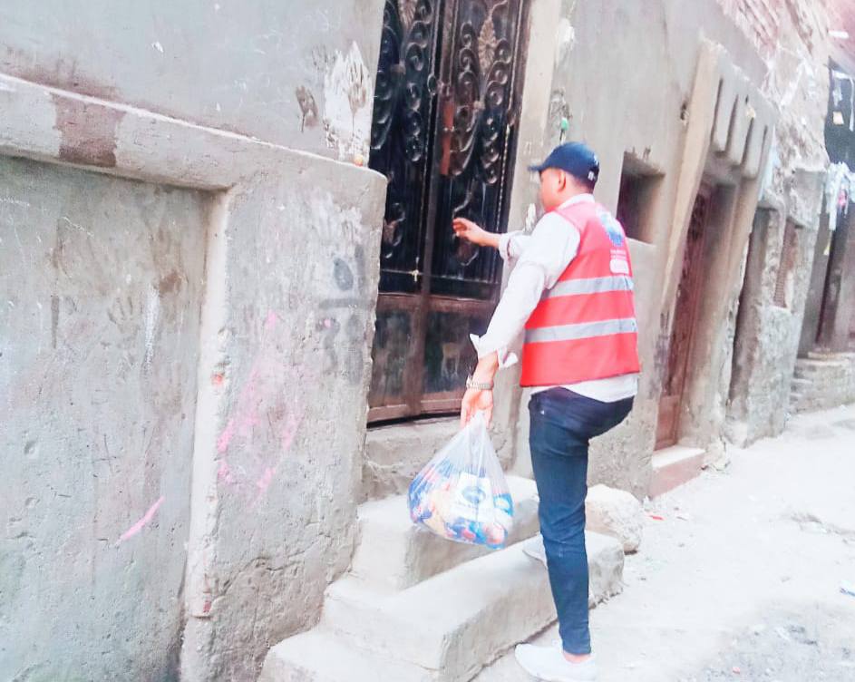 حزب مستقبل وطن الفيوم يوزع سلع غذائية على ٱهالينا بمركز إطسا