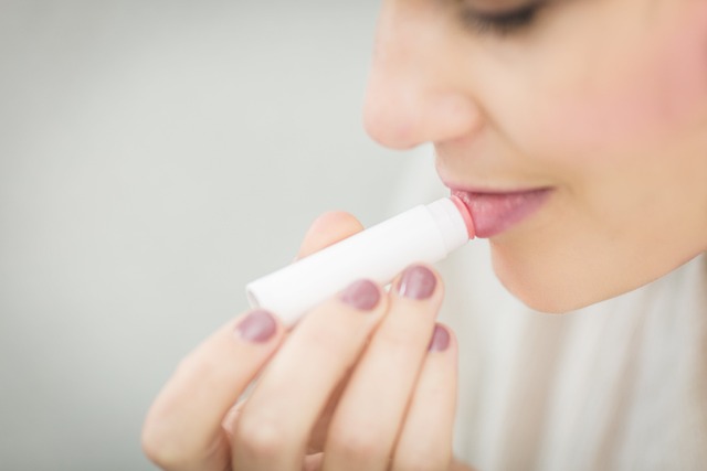 خطورة الاستخدام المفرط لمرطب الشفاه