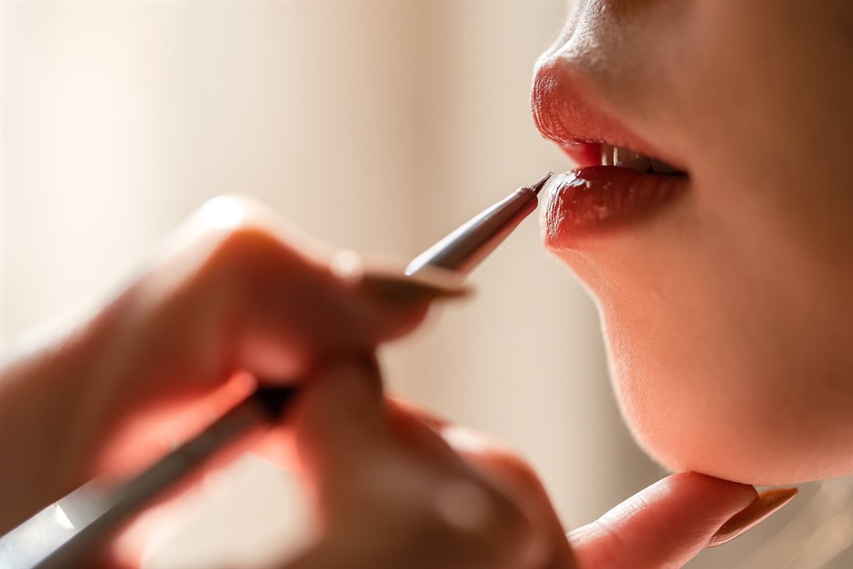 خطورة الاستخدام المفرط لمرطب الشفاه