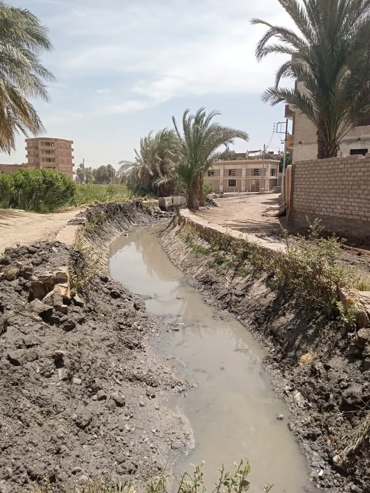 تطهير الترع والمصارف ورش القرى والضواحي حفاظاً على البيئة وصحة المواطنين بالفيوم