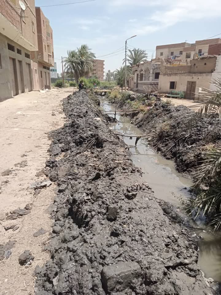 تطهير الترع والمصارف ورش القرى والضواحي حفاظاً على البيئة وصحة المواطنين بالفيوم