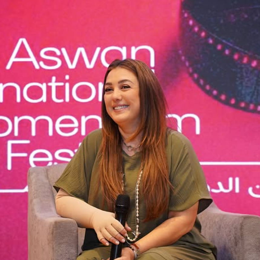 الفنانة كندة علوش تضع الرباط الضاغط