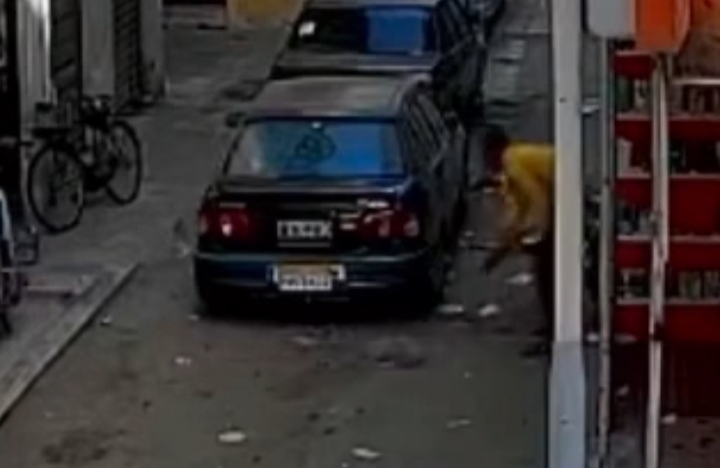 شخص يقتل قطة