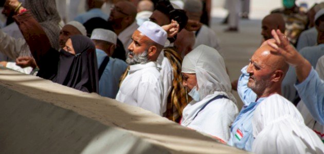 حجاج بيت الله الحرام يرمون الجمرات- مناسك الحج