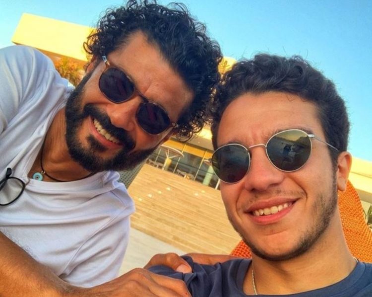 <strong>الفنان نور النبوى مع واله</strong>