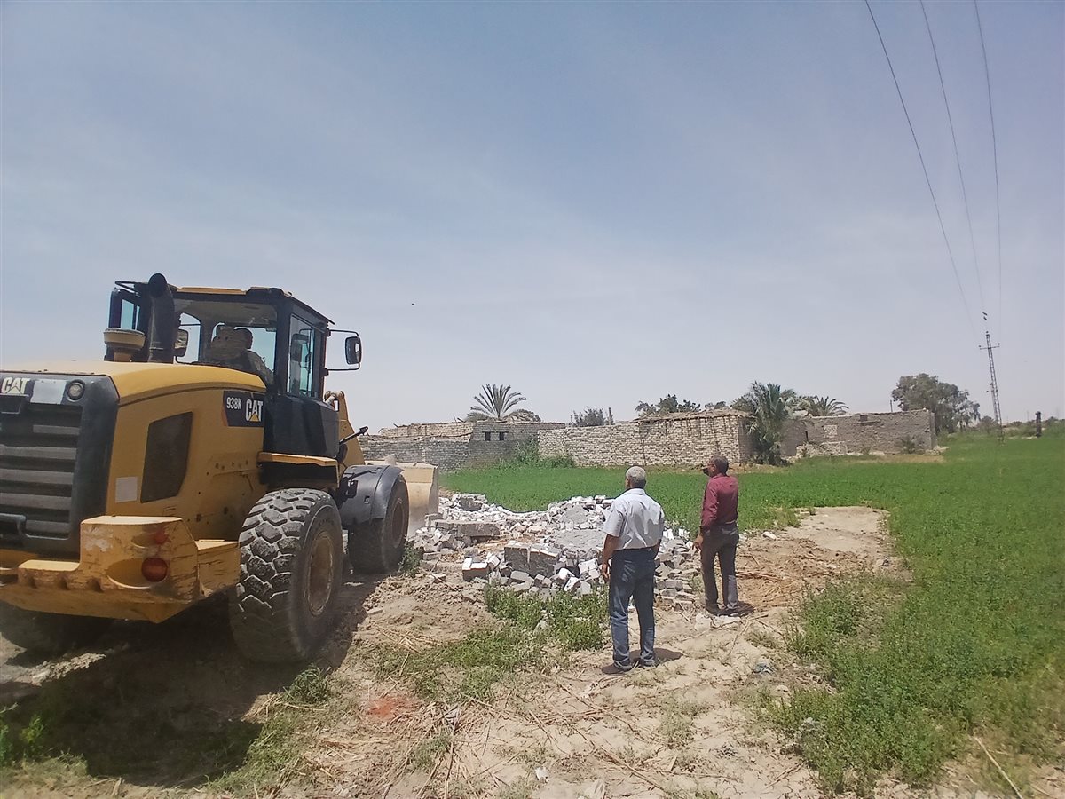 حملة مكبرة لإزالة التعديات على أراضي أملاك الدولة والأراضي الزراعية بقرية فانوس وقصر رشوان