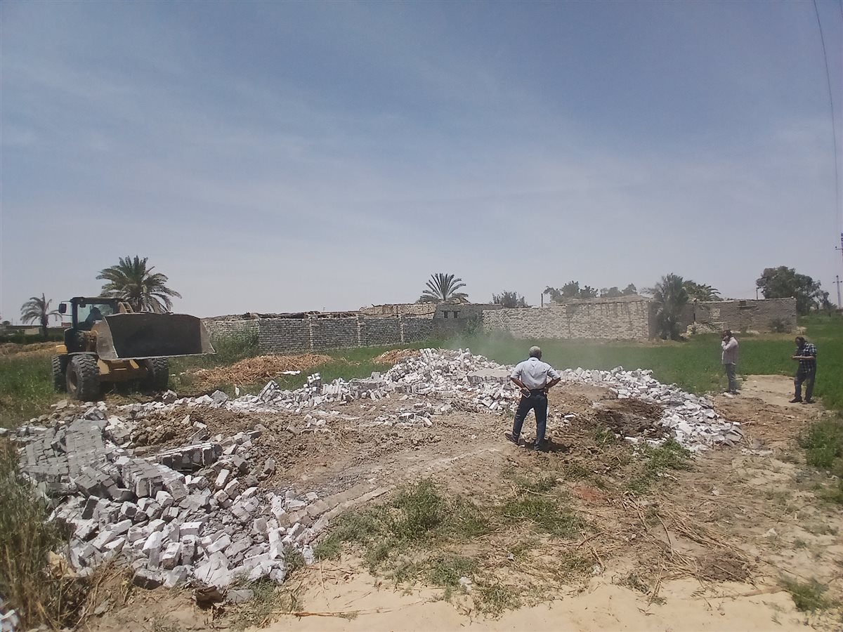 حملة مكبرة لإزالة التعديات على أراضي أملاك الدولة والأراضي الزراعية بقرية فانوس وقصر رشوان