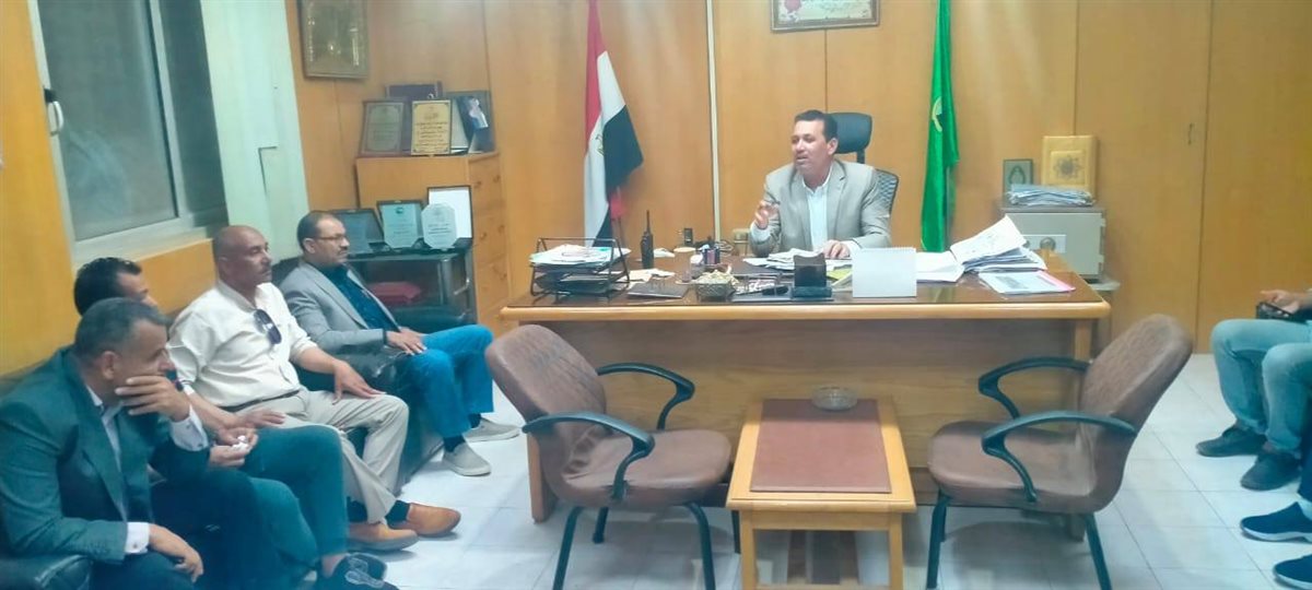 رئيس مدينة طامية: يعقد اجتماعًا موسعًا مع رؤساء الوحدات المحلية ومسؤولي الأملاك