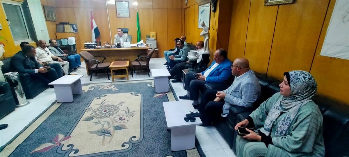 رئيس مدينة طامية: يعقد اجتماعًا موسعًا مع رؤساء الوحدات المحلية ومسؤولي الأملاك