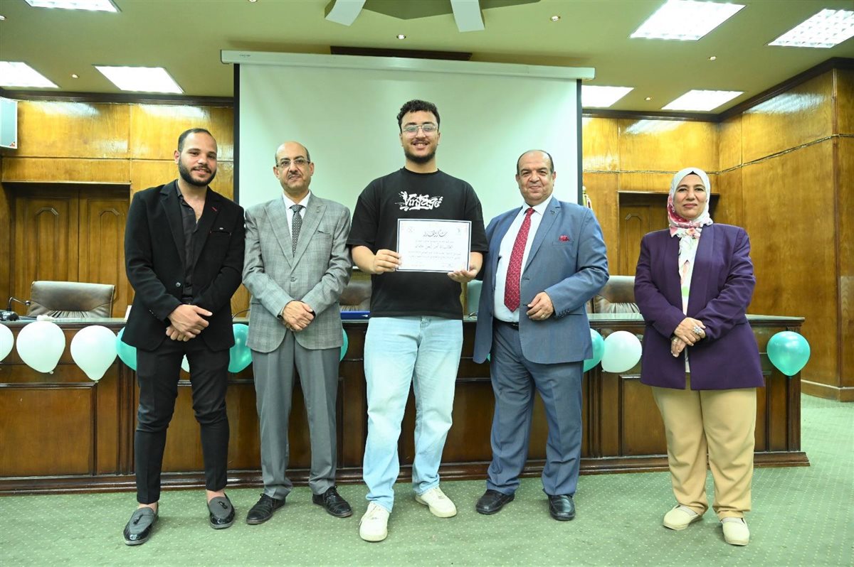 عميد خدمة أجتماعية بالفيوم يشهد حفل ختام الأنشطة وتكريم المتفوقين
