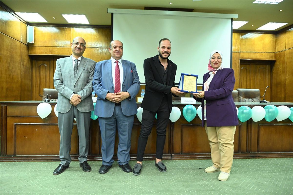 عميد خدمة أجتماعية بالفيوم يشهد حفل ختام الأنشطة وتكريم المتفوقين