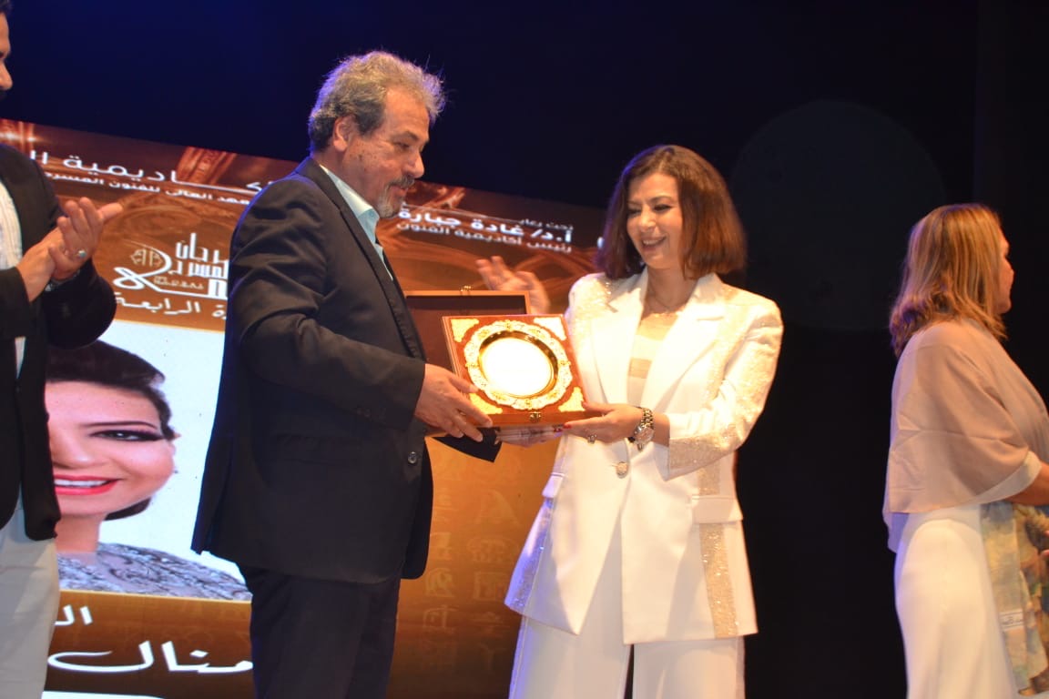 تكريم منال سلامة فى الدورة الرابعة من مهرجان المسرح العالمي