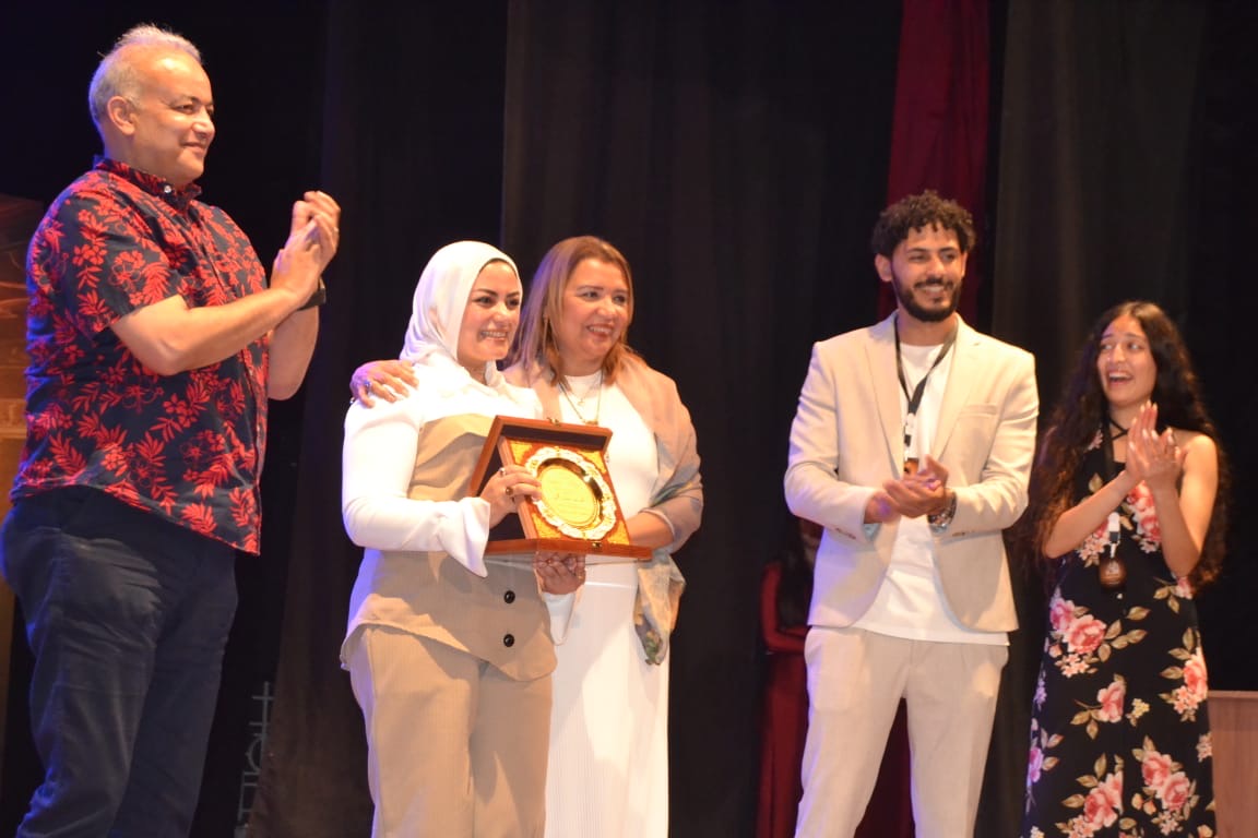 تكريم أمنية باهي فى الدورة الرابعة من مهرجان المسرح العالمي