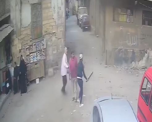 <strong>شاب يحمل سلاح أبيض لترويع المواطنين في باب الشعرية</strong>