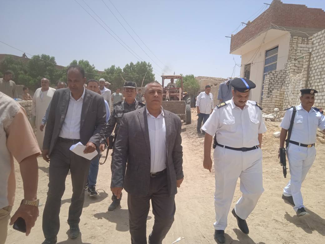 إزالة 15 حالة تعدي داخل وخارج الحيز العمراني بقرية دمشقين بالفيوم  