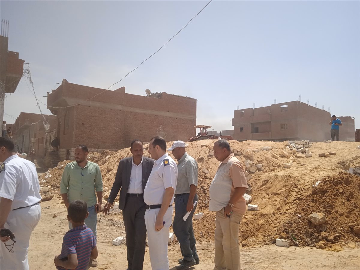 إزالة 15 حالة تعدي داخل وخارج الحيز العمراني بقرية دمشقين بالفيوم  