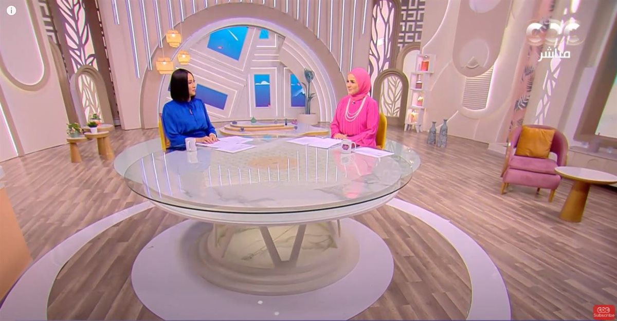 <strong>المذيعة منى عبد الغني </strong>