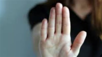 بسبب خلافات أسرية .. ينهال ضربا على زوجته حتي الموت ويهرب 