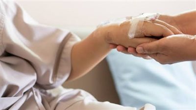 «لَا بَأْسَ طَهُورٌ إن شاء الله».. ما فضل وآداب زيارة المريض؟