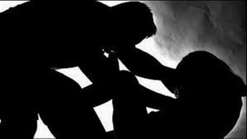 طعن زوجته فى رقبتها