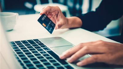 ضبط خادمة استولت على نصف مليون جنيه من حساب سيدة مسنة بالجيزة