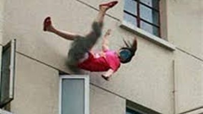 رفض والدها خروجها من المنزل فقفزت من الطابق الثانى 