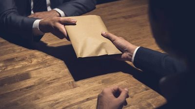 إحالة 6 مسؤولين بحي البساتين لاتهامه بتلقي رشوة من صاحب شركة عقارية للتغاضي عن مخالفات بناء برج ضخم