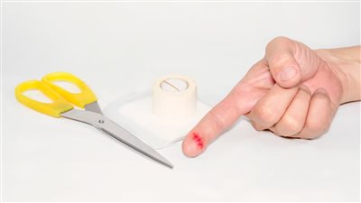 الإسعافات الأولية للتعامل مع الجروح في المنزل.. 3 أخطاء لا تفعلها 