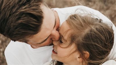 ليه البنت حبيبة أبوها؟ أسباب ميل الفتاة لوالدها أكثر من الأم