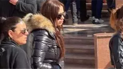 شاهد ياسمين عبدالعزيز في جنازة والدها من مسجد المشير طنطاوي