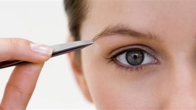 حكم تهذيب المرأة لحاجبيها.. هل هو جائز أم محظور؟ ودليل مشروعيته