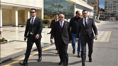 بالصور.. محافظة بورسعيد تسلم 12 قافلة مساعدات غذائية هدية لأهالي غزة