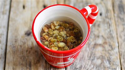 ماذا يحدث بالجسم عند شرب ماء الزبيب على الريق ؟