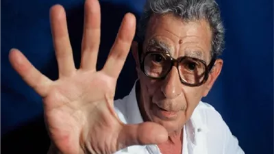 يوسف شاهين موظف بنك؟.. سر صراع «الأستاذ» مع والده الذي كاد يغير مسار السينما