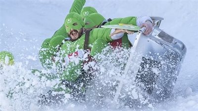 التزلج بالبانيو على الجليد.. فكرة مهرجان ابتكرها سباك بـ سويسرا