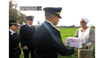 هدايا عينية من ضباط الأمن المركزي للمواطنين في المحافظات... فيديو