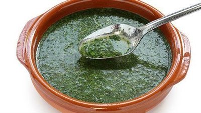 بالبصل المشوي وزيت الزيتون... طريقة جديدة لعمل الملوخية